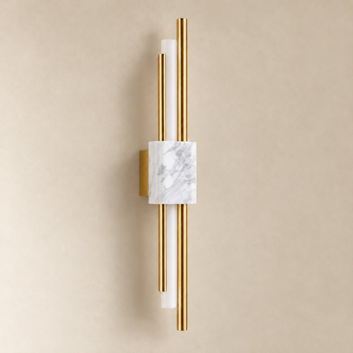 Alcochete asymmetric wall sconce in white marble and gold, 60 cm, unlit on a plain plaster wall.