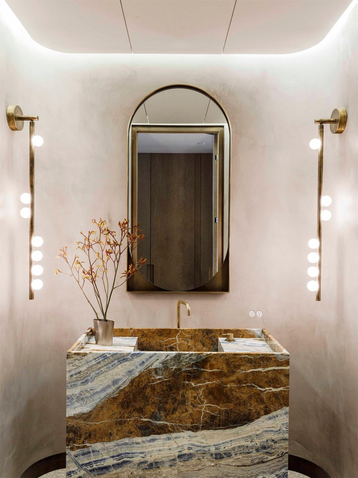 Studio shot of Vouga six-head sconce mounted horizontally