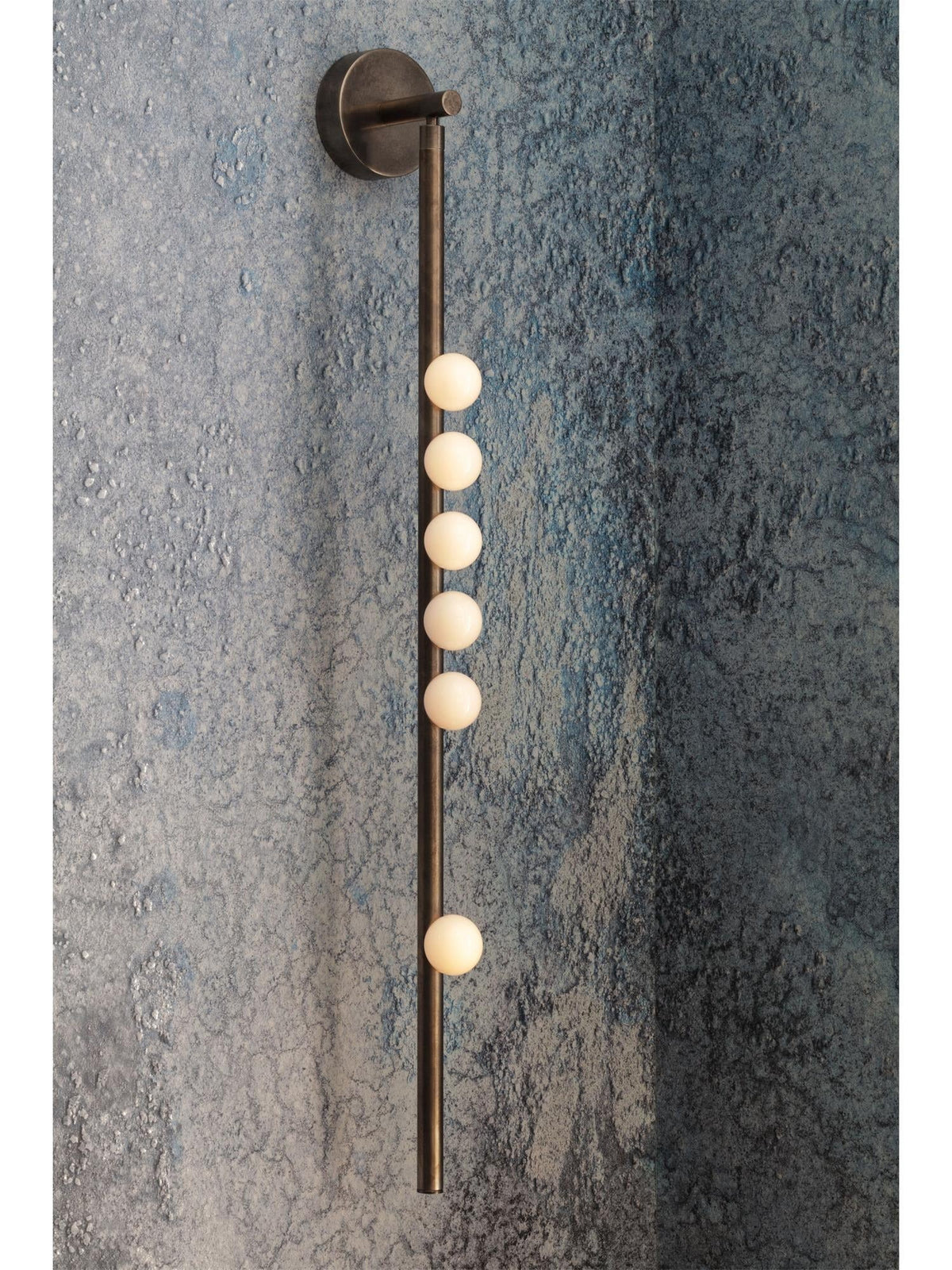 Vouga seven-A in black finish showing light diffusion