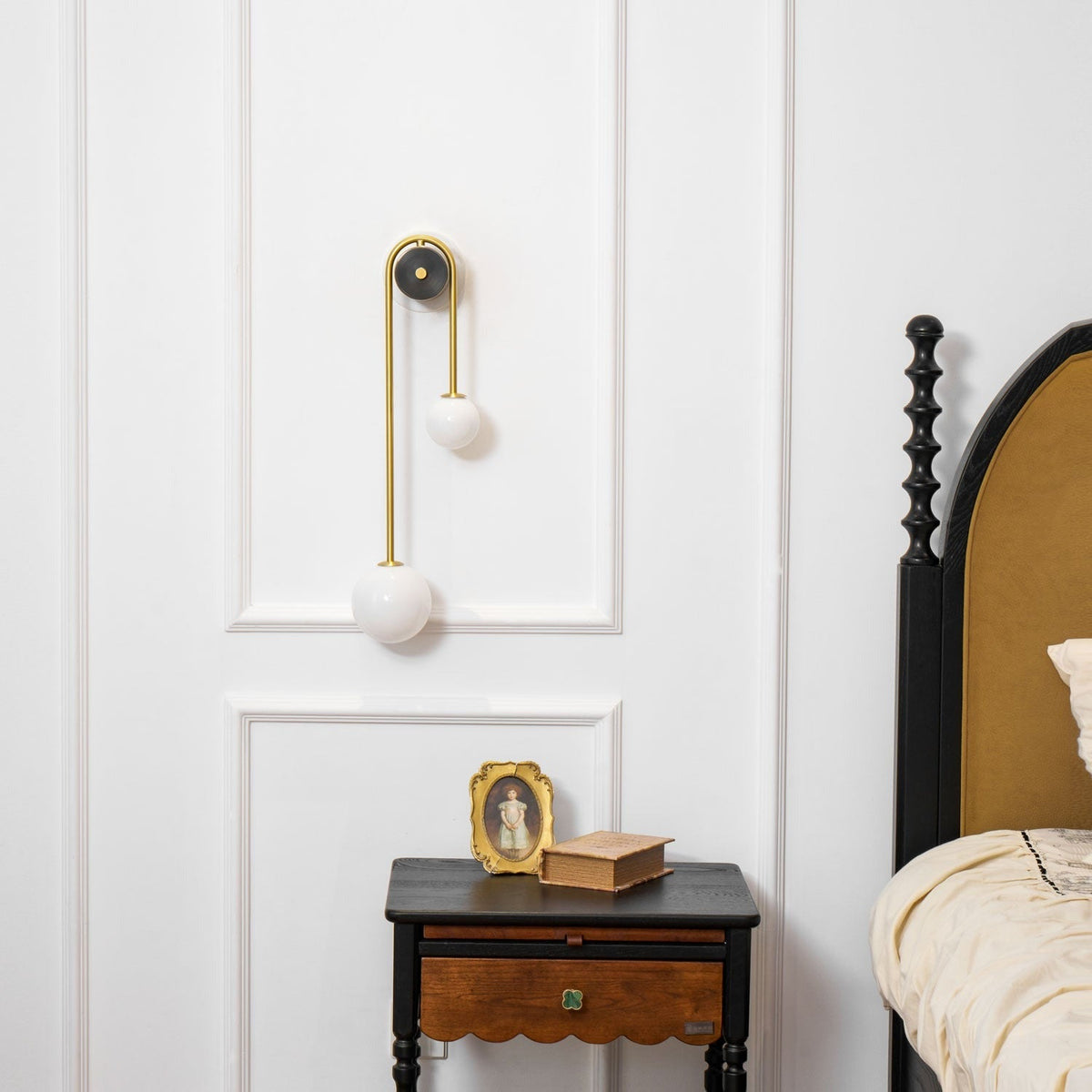 Alcoutim wall sconce light projection in room