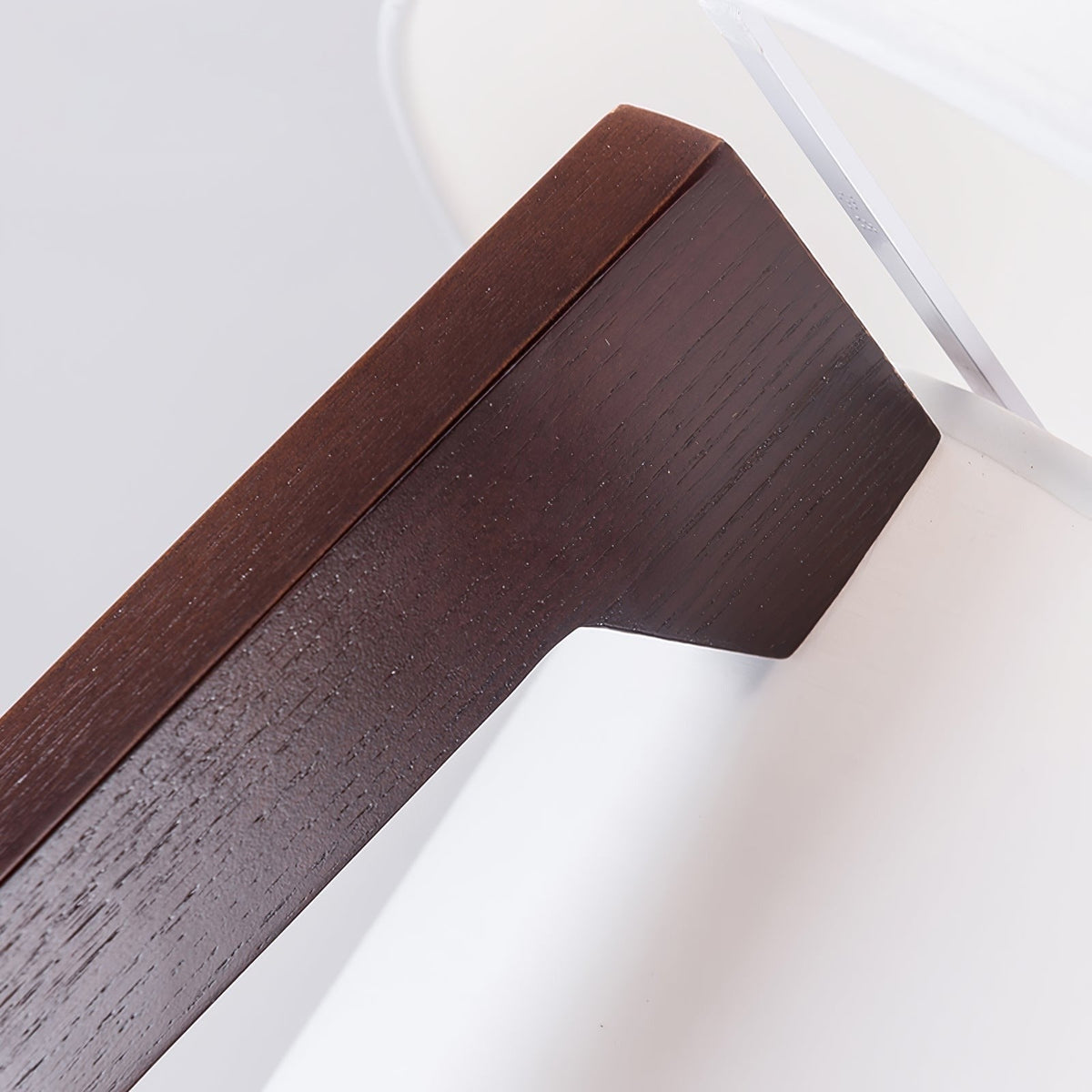 Close view of the Morros walnut leg, wood grain