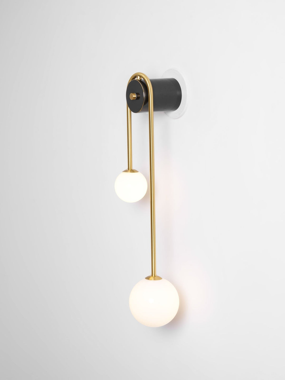 Finished styling view of Alcoutim curved brass sconce